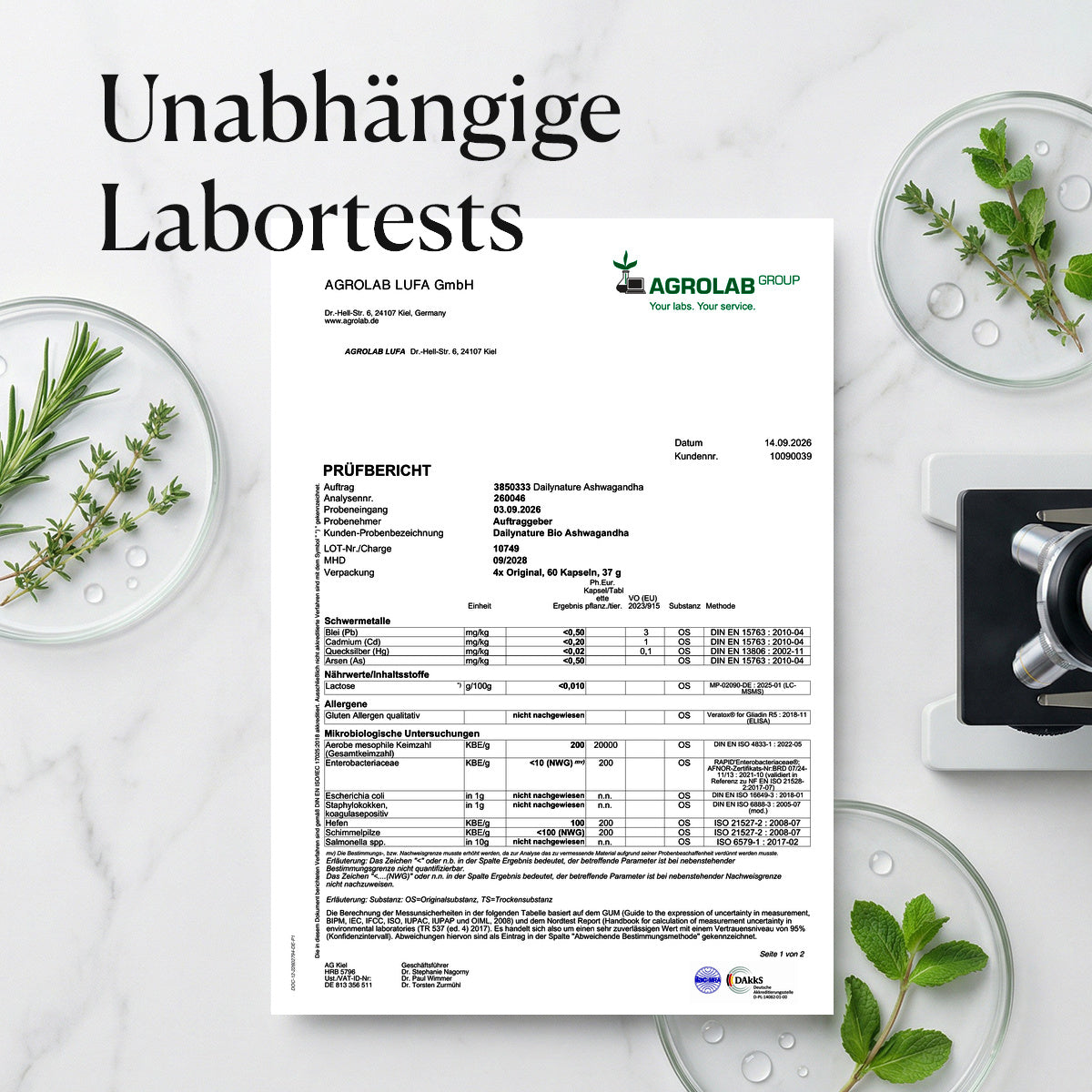 Prüfbericht der Agrolab LUFA zu Bio-Ashwagandha, Charge 10749, auf hellem Labortisch – Hintergrund KI-generiert [KI]