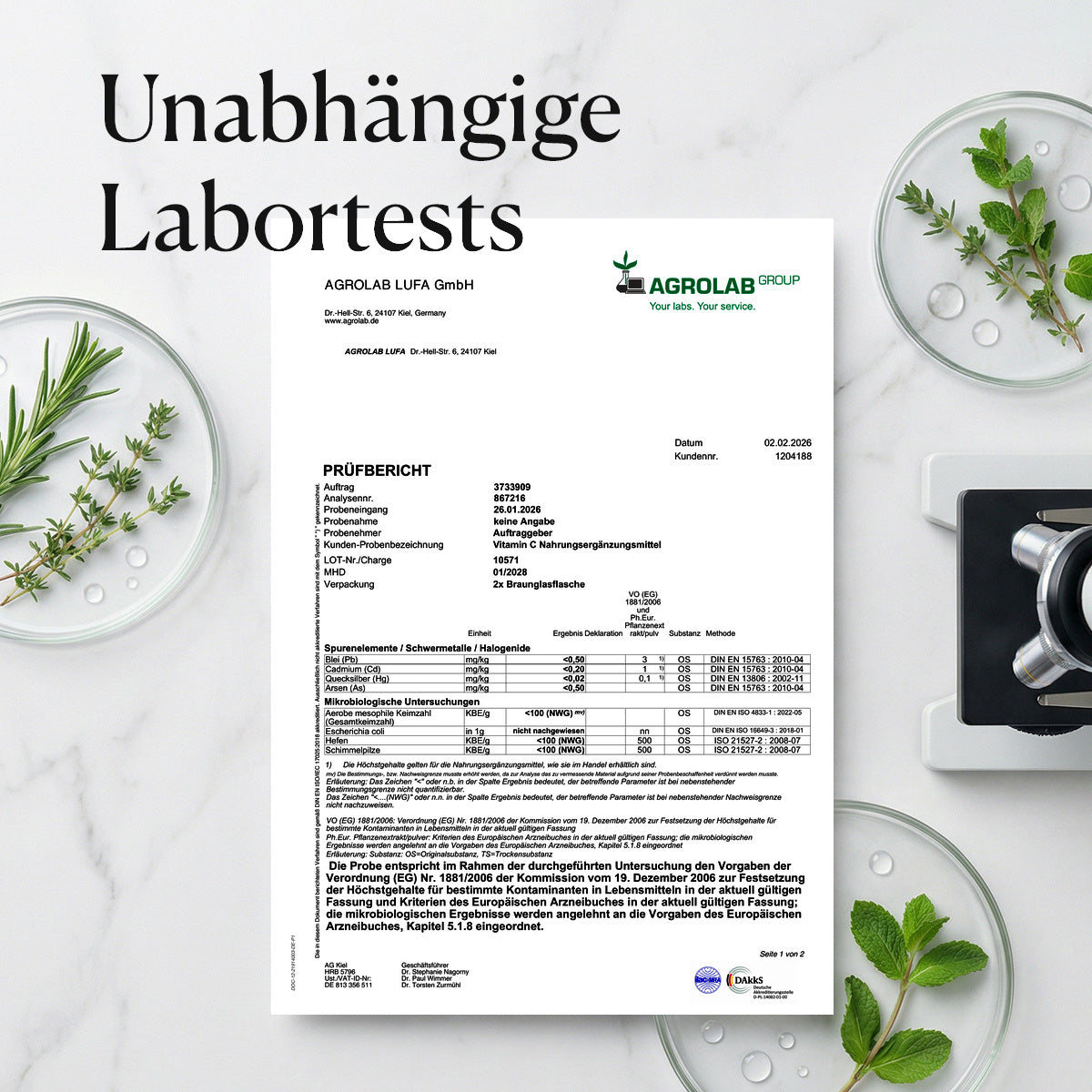 Prüfbericht der Agrolab LUFA zu Vitamin C, Charge 10571, auf hellem Labortisch – Hintergrund KI-generiert [KI]