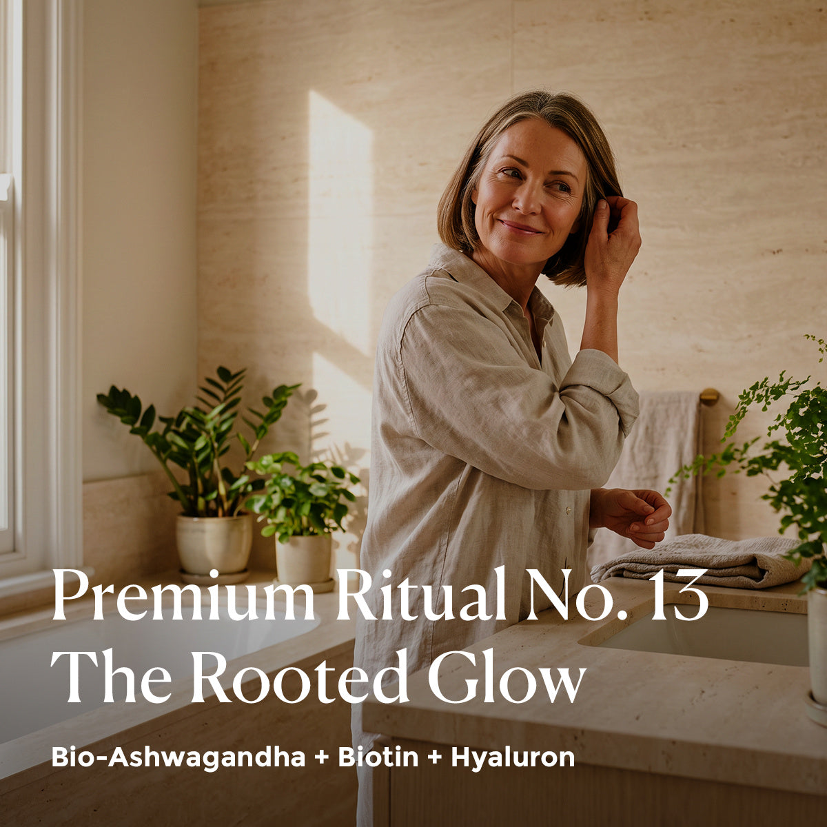 Premium Ritual No. 13 The Rooted Glow mit Bio-Ashwagandha: Frau im Leinenhemd streicht im hellen Bad das Haar zurück [KI]