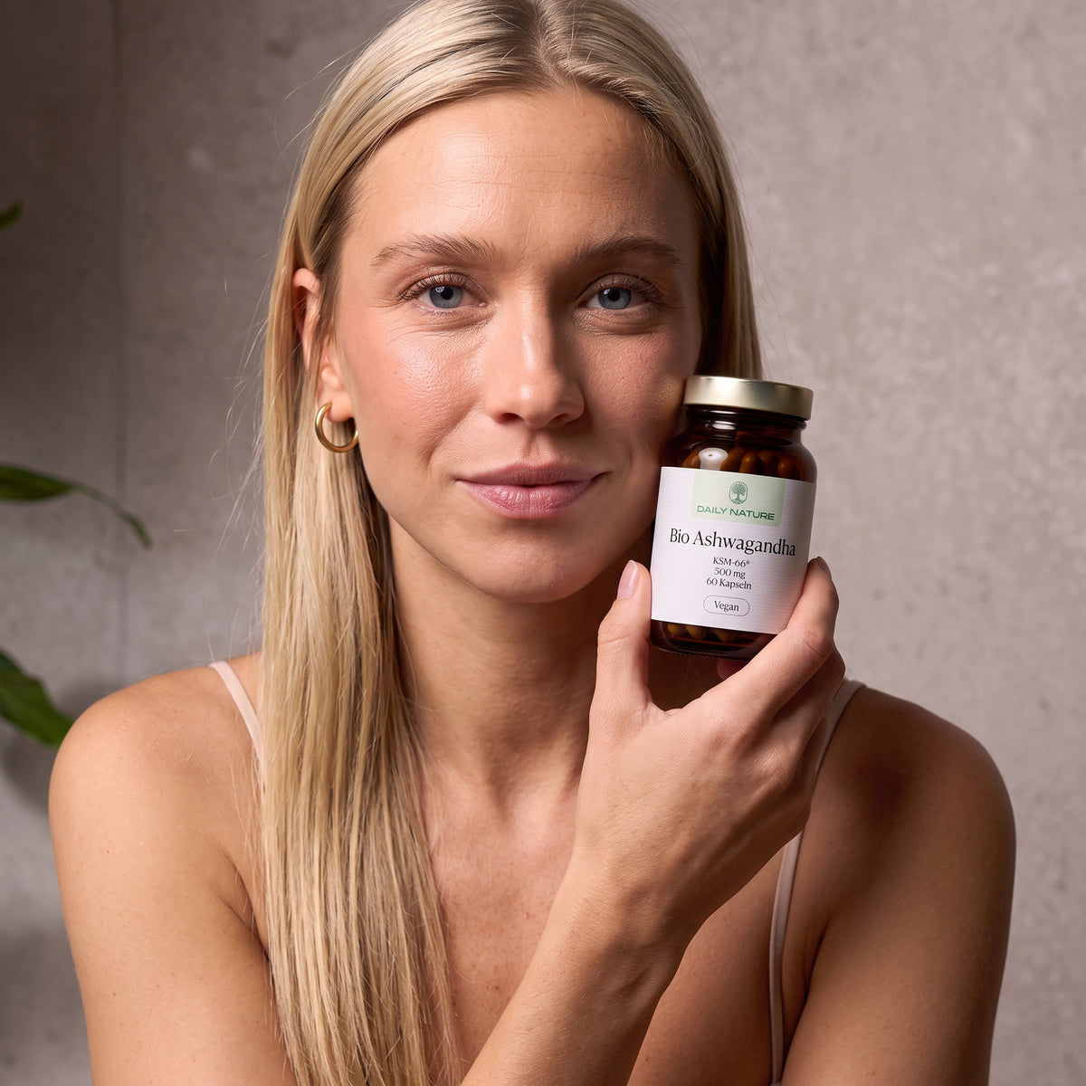Frau hält das Glas Bio-Ashwagandha – KI-generiertes Bild [KI]
